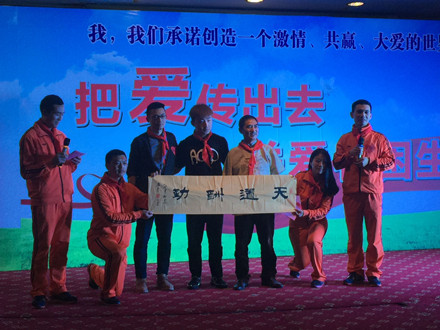 中国著名无臂书法家杨兴东现场献书