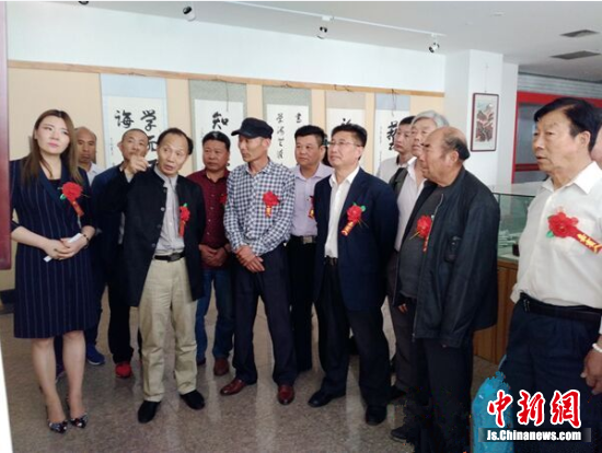 中国美术艺术家协会主席马永安先生现场观摩书画作品。