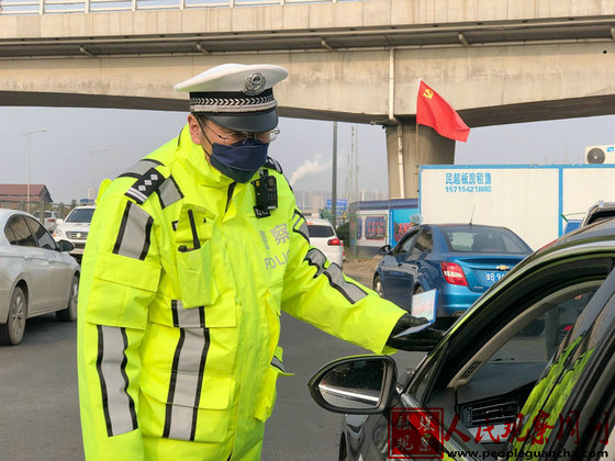 人民观察周刊-融媒观察：青岛市李沧交警抗击疫情纪实系列报道