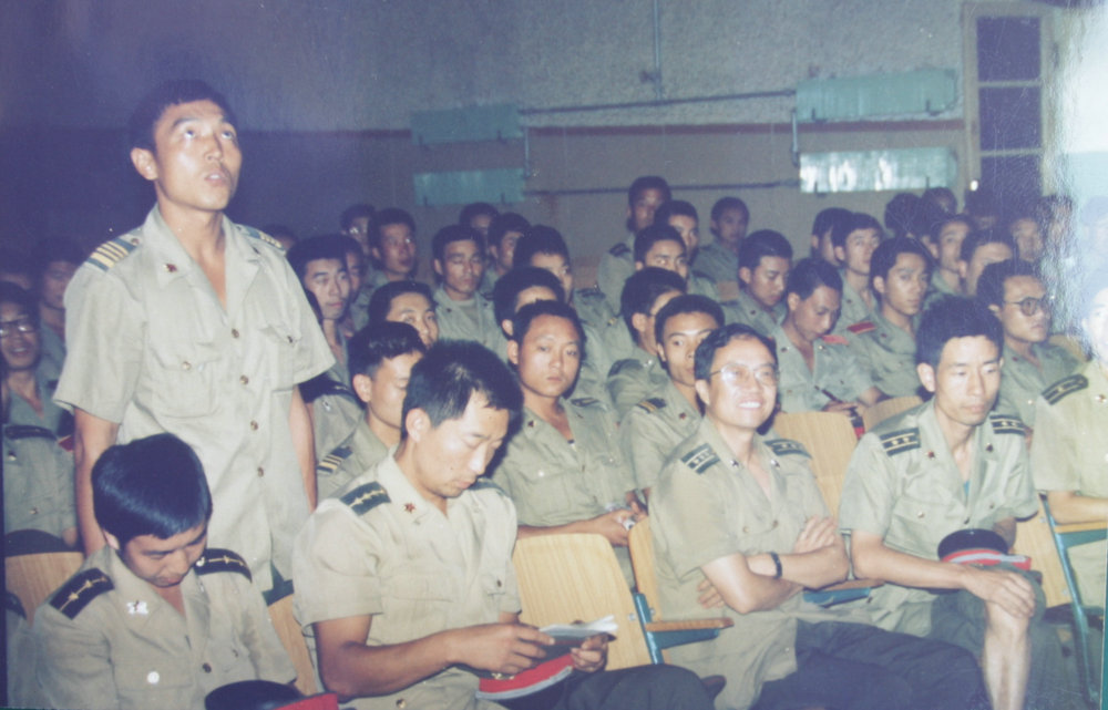 1995年，许衙评（前排左二）参加部队活动。.jpg