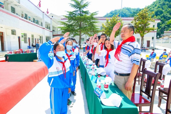 富德生命人寿“小海豚计划”公益活动走进房县红塔镇南潭小学